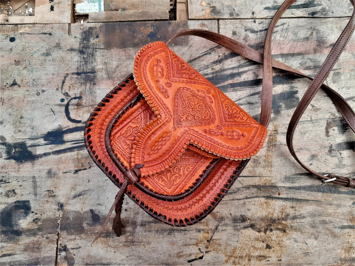 Leather and Hand Embroidered Raffia Saddle Bag – SMOUK INTERIORS